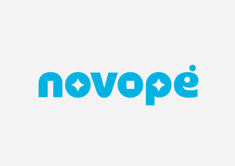 Logo Novopé em azul vibrante com design moderno e letras arredondadas, ideal para identidade visual de marca.