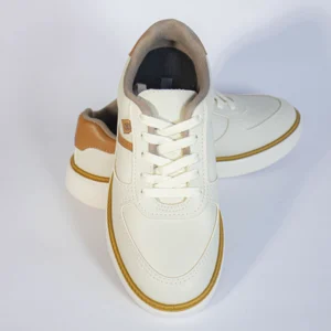 Tênis casual off-white com detalhes marrons, cadarços brancos e sola clara. Ideal para conforto e estilo diário.