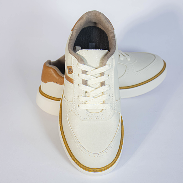 Tênis casual off-white com detalhes marrons, cadarços brancos e sola clara. Ideal para conforto e estilo diário.
