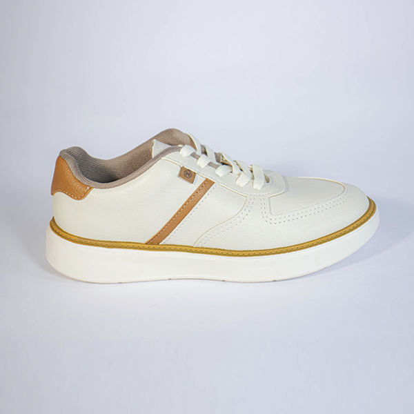Tênis casual creme com detalhes marrons, sola branca grossa e cadarços off-white, ideal para conforto e estilo.