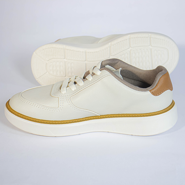 Par de tênis casual off-white com detalhes marrons e sola branca grossa, ideal para conforto e estilo.