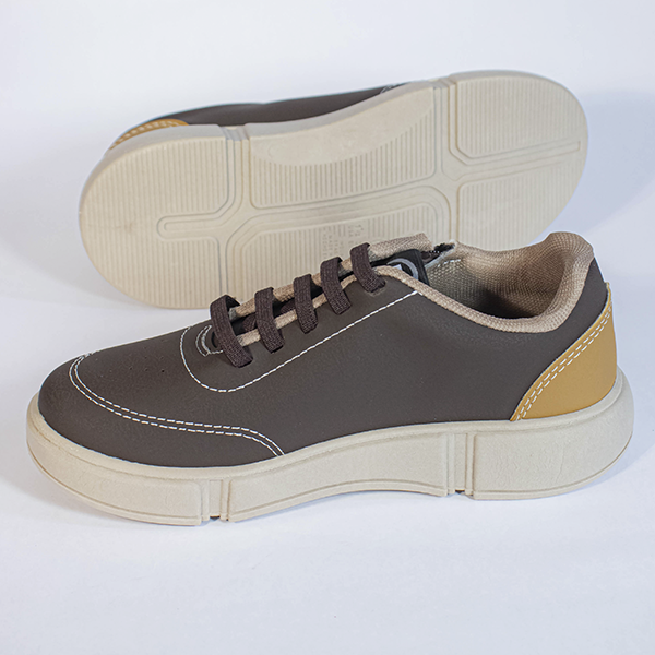 Tênis casual masculino marrom com cadarços e solado bege, detalhe em costura branca, ideal para conforto e estilo.