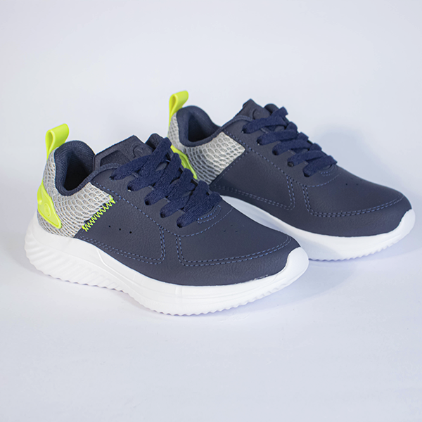 Tênis infantil azul marinho com solado branco, detalhes em amarelo neon e malha cinza. Calçado esportivo para crianças.
