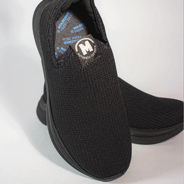 Tênis slip-on preto Molekinho Fresh Tech para meninos, malha respirável, conforto casual.