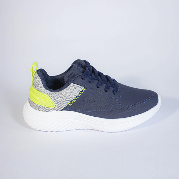 Tênis azul marinho com detalhes em tela cinza, solado branco e puxador neon verde-limão. Calçado esportivo casual.