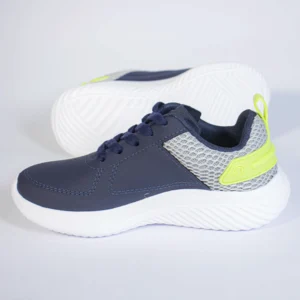 Tênis esportivo masculino azul marinho com detalhes em cinza e verde neon, solado branco. Ideal para conforto e estilo.