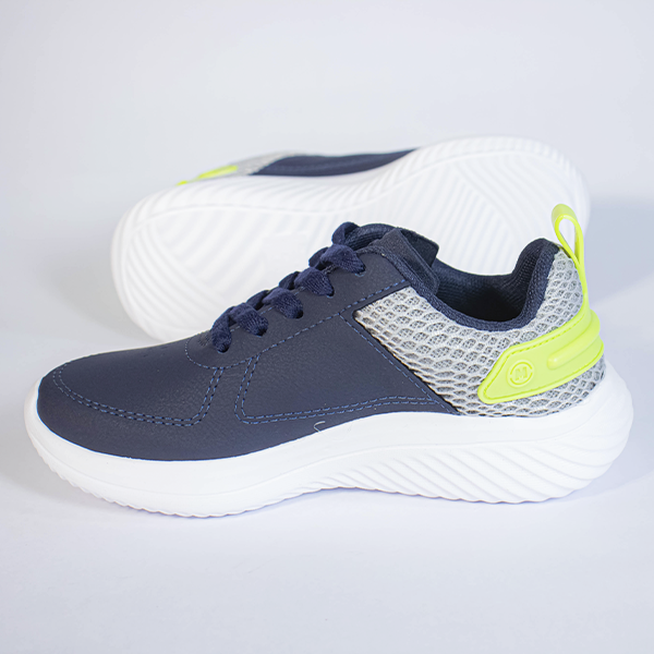 Tênis esportivo masculino azul marinho com detalhes em cinza e verde neon, solado branco. Ideal para conforto e estilo.