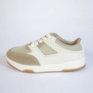 Tênis casual bege e creme com detalhes em tela, sola branca e borracha natural. Calçado unissex moderno.