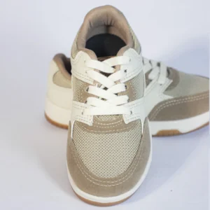 Tênis casual bege e creme com cadarços brancos, vista frontal, ideal para conforto e estilo.