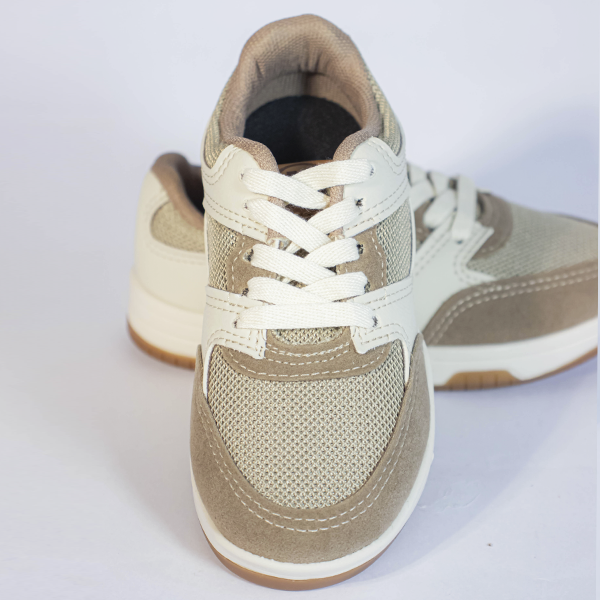 Tênis casual bege e creme com cadarços brancos, vista frontal, ideal para conforto e estilo.