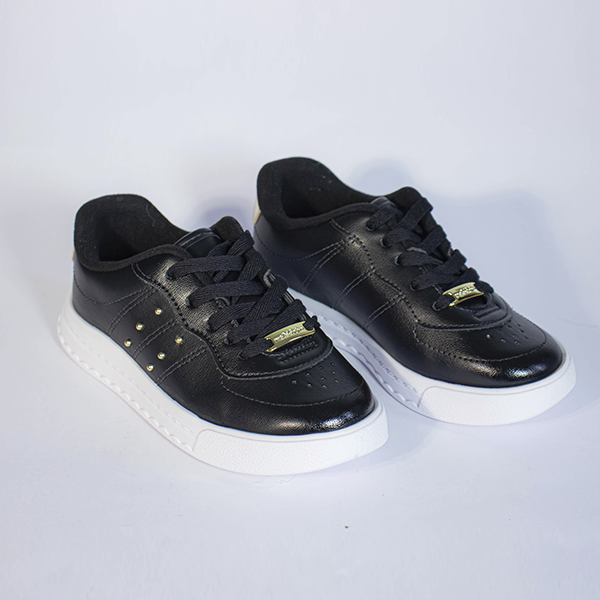 Tênis preto casual com sola branca, cadarços pretos e detalhes dourados. Ideal para estilo e conforto.