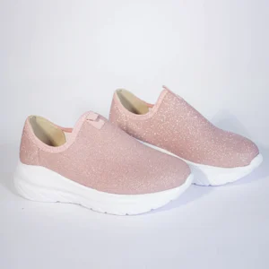 Par de tênis slip-on rosa com glitter, solado branco robusto. Calçado feminino moderno e confortável.