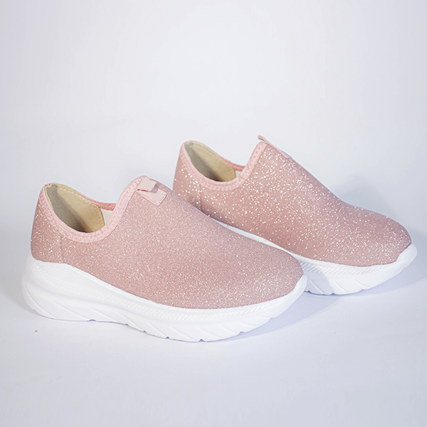 Par de tênis slip-on rosa com glitter, solado branco robusto. Calçado feminino moderno e confortável.